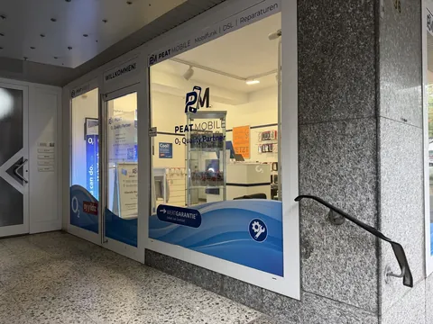 Eingang von Peat Mobile mit sichtbarem o2 Partnerschild